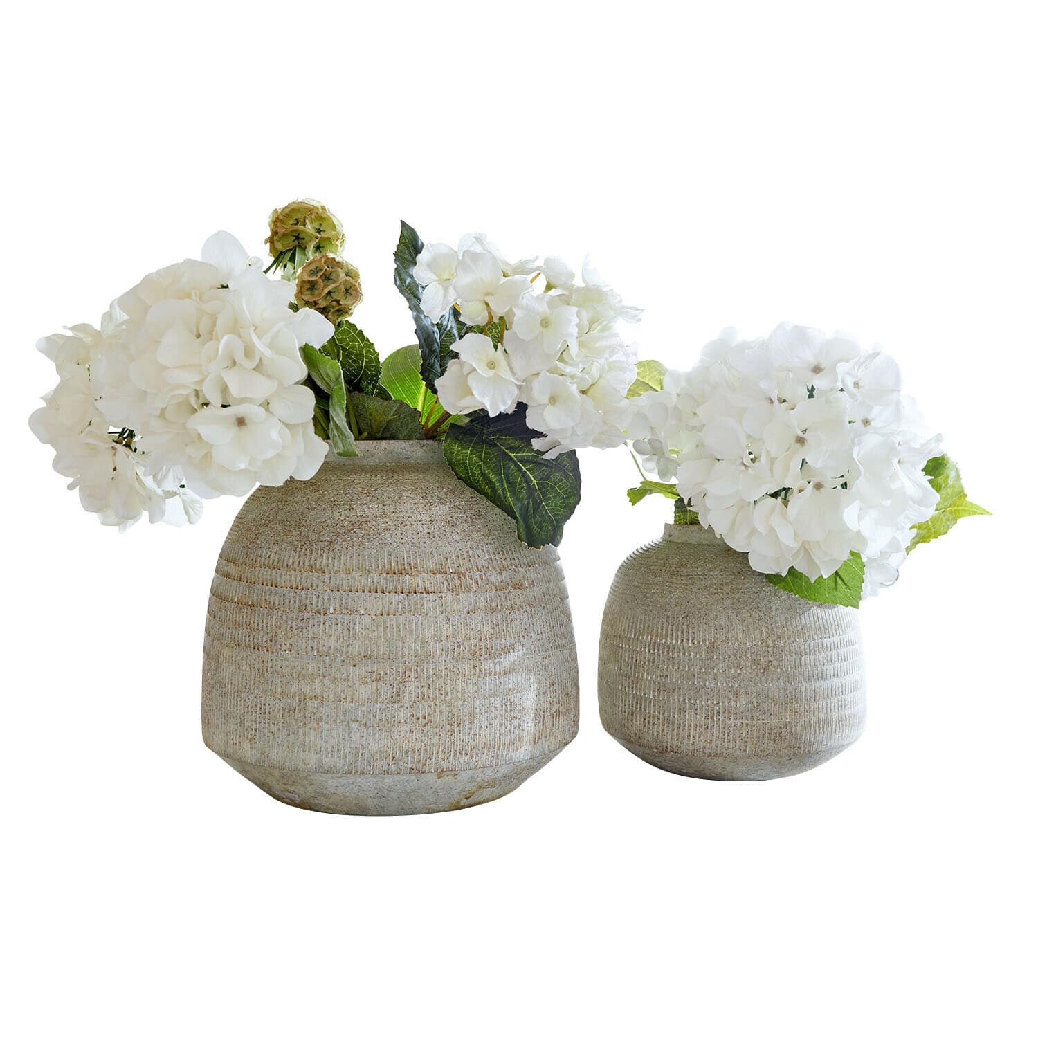 Lot de 2 vases Ferano Deux vases en céramique beige avec des fleurs blanches d'hortensia, décoration intérieure élégante