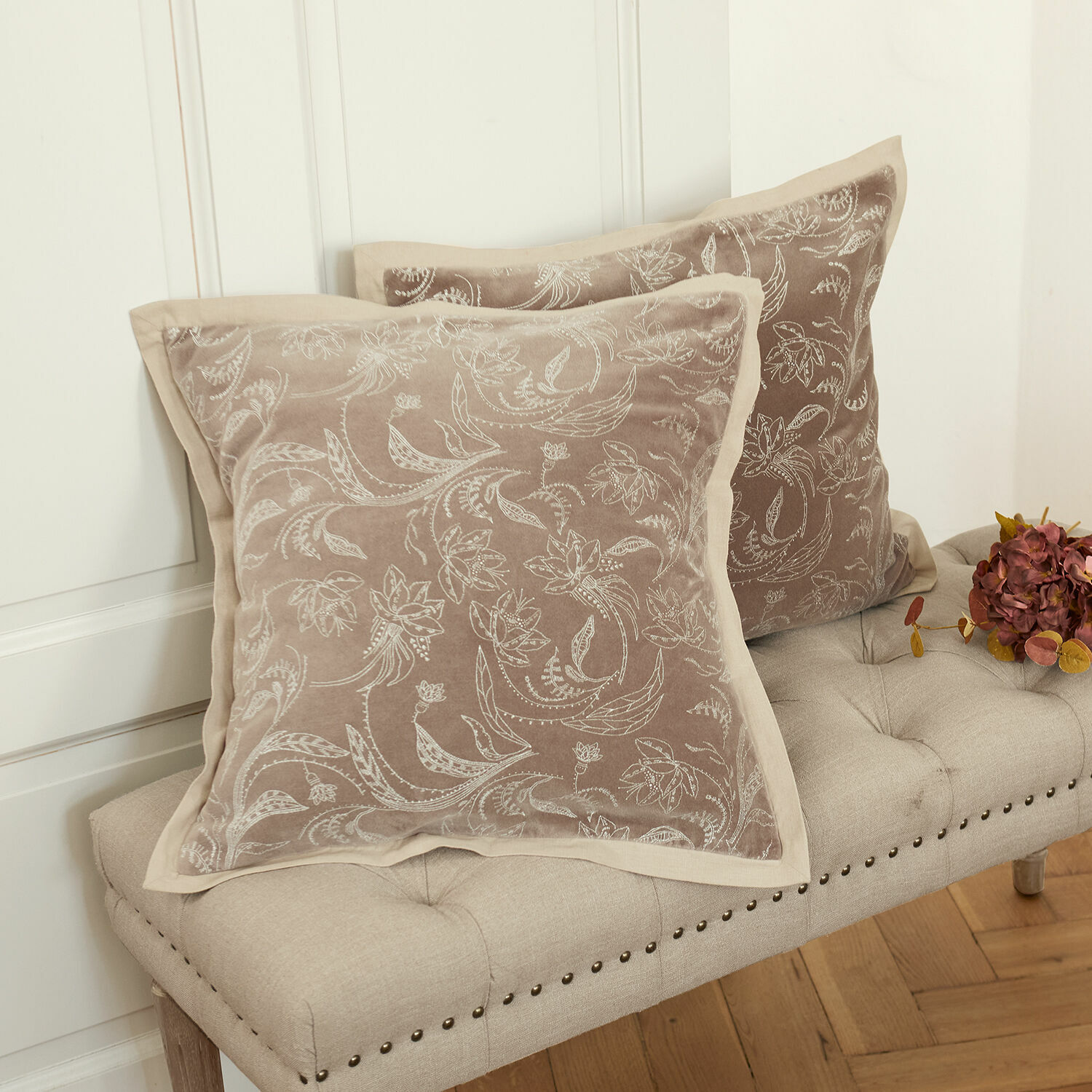 Kussenhoes set van 2 Olicianne Beige decoratief kussen van fluweel met bloemmotief, geschikt voor bank of zitbank