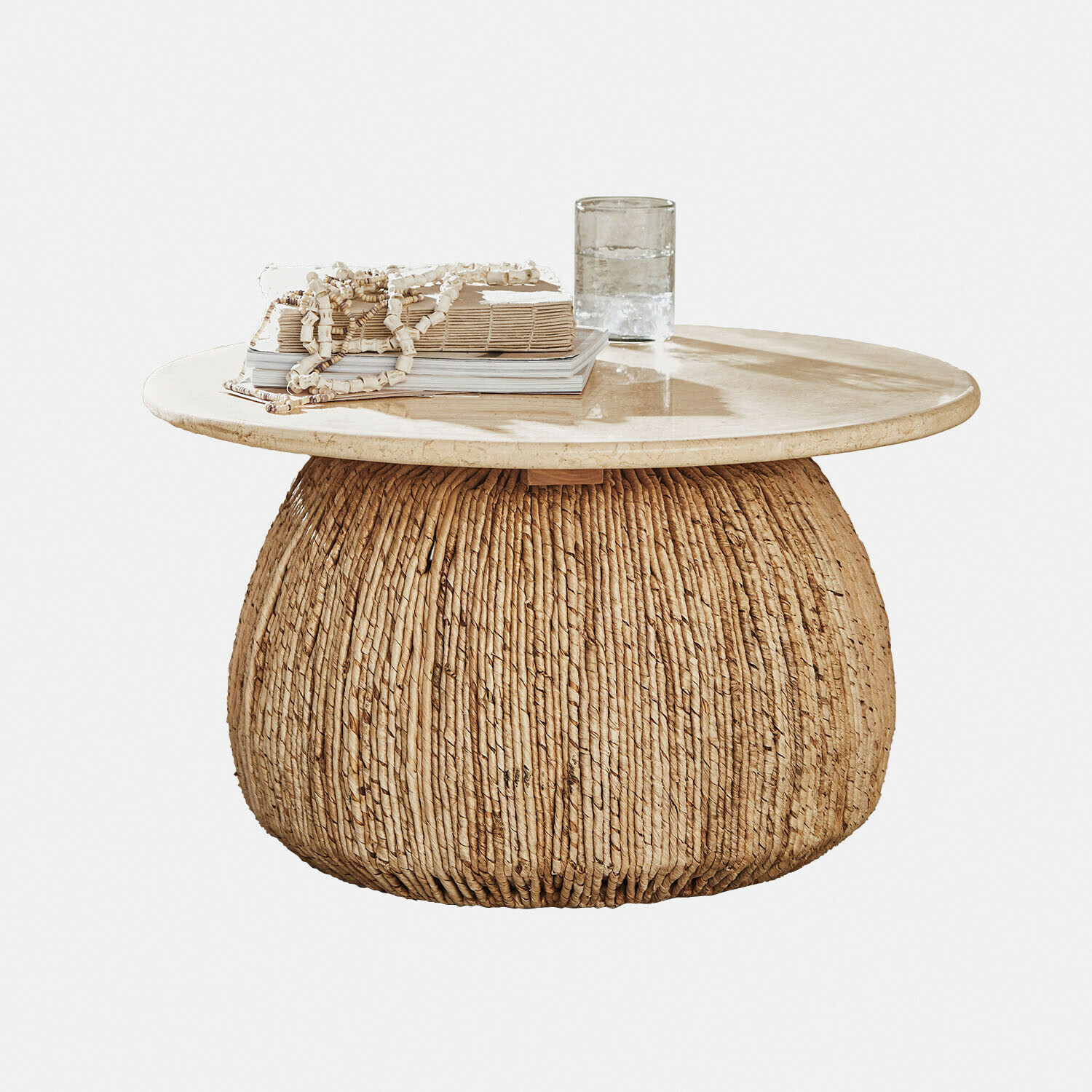 Table basse ronde avec plateau en marbre clair et base en rotin tressé naturel pour salon