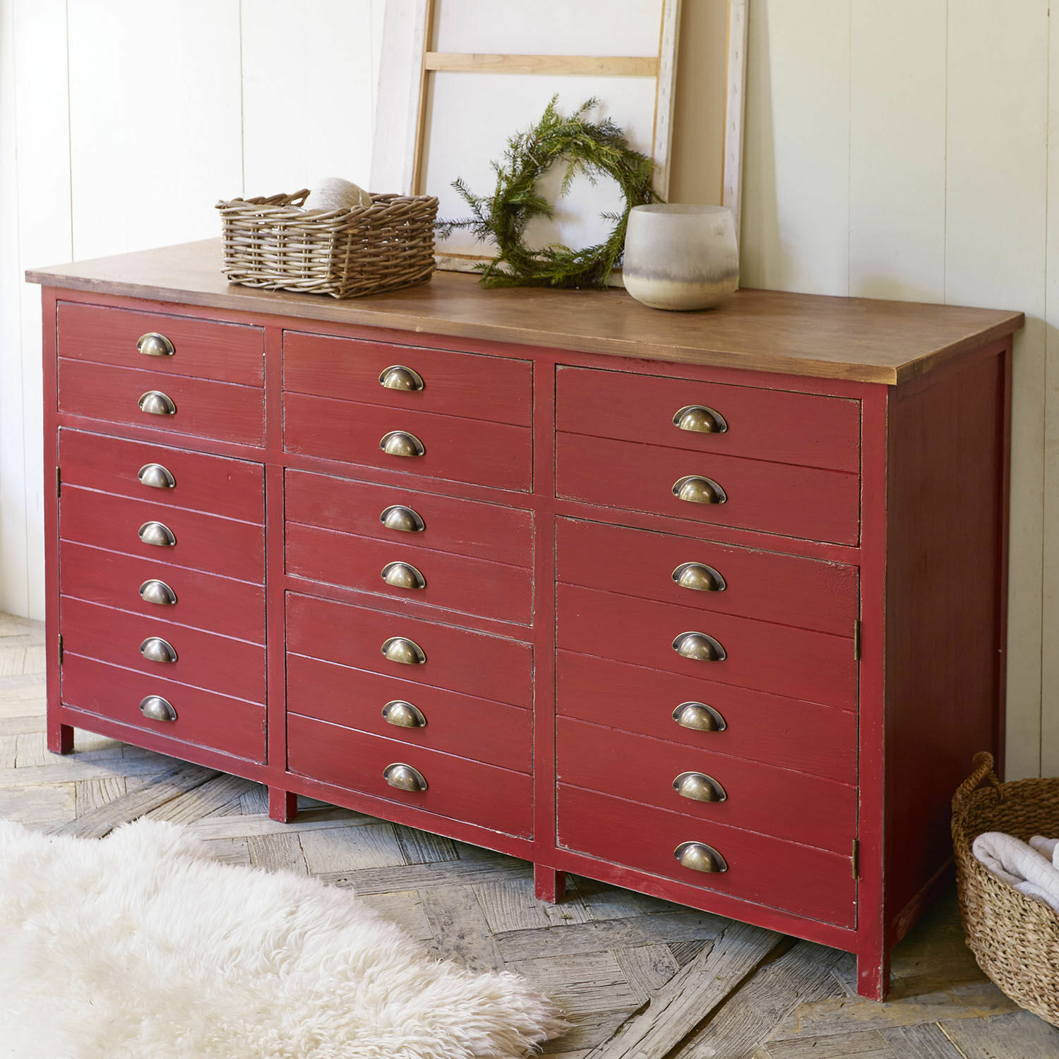 Ladekast Benice Rode houten ladekast met veel lades en messing handgrepen in vintage stijl