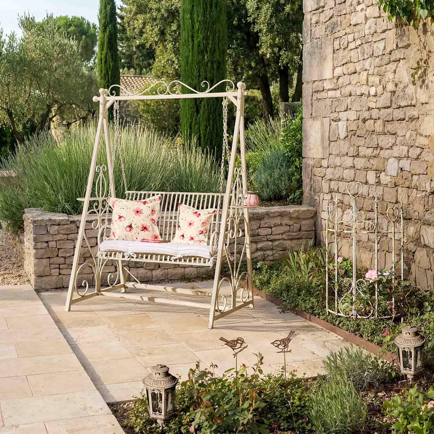 Romantisch schommelen in het rood en wit