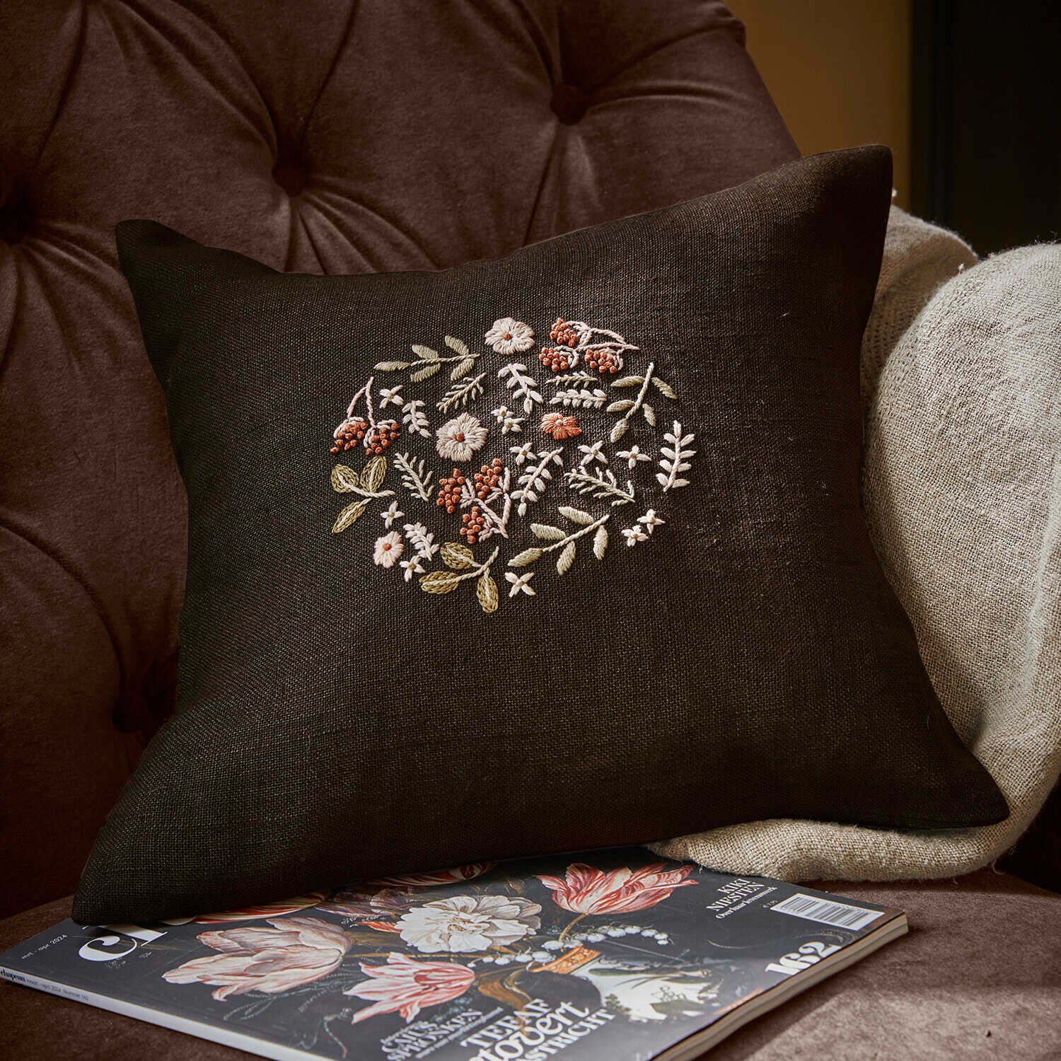 Kussenhoes Mireve Donkerbruin linnen kussen met geborduurd bloemenpatroon, woondecoratie en textiel
