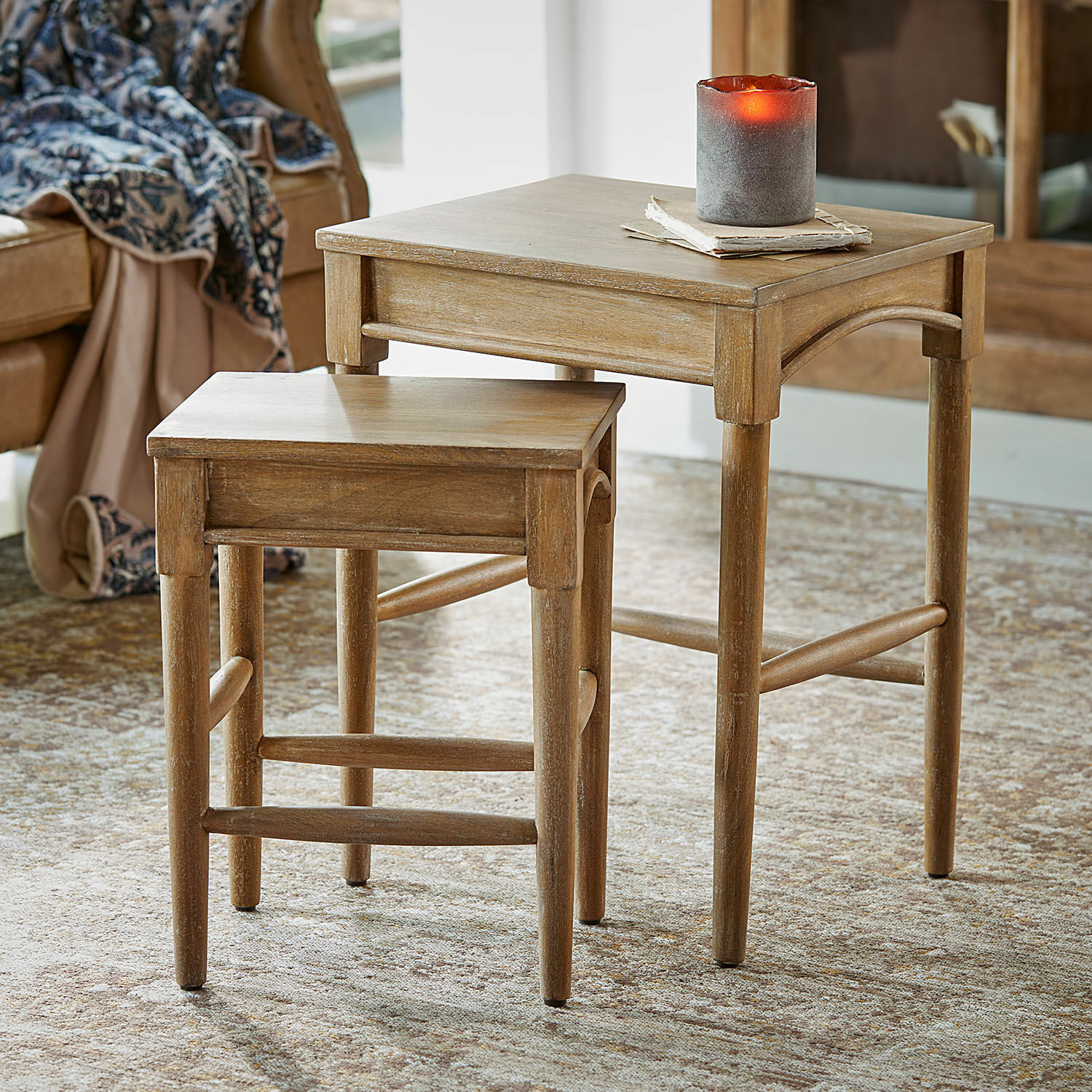 Lot de 2 tables d’appoint Benoique Ensemble de deux tables d'appoint en bois naturel posées sur un tapis dans un salon