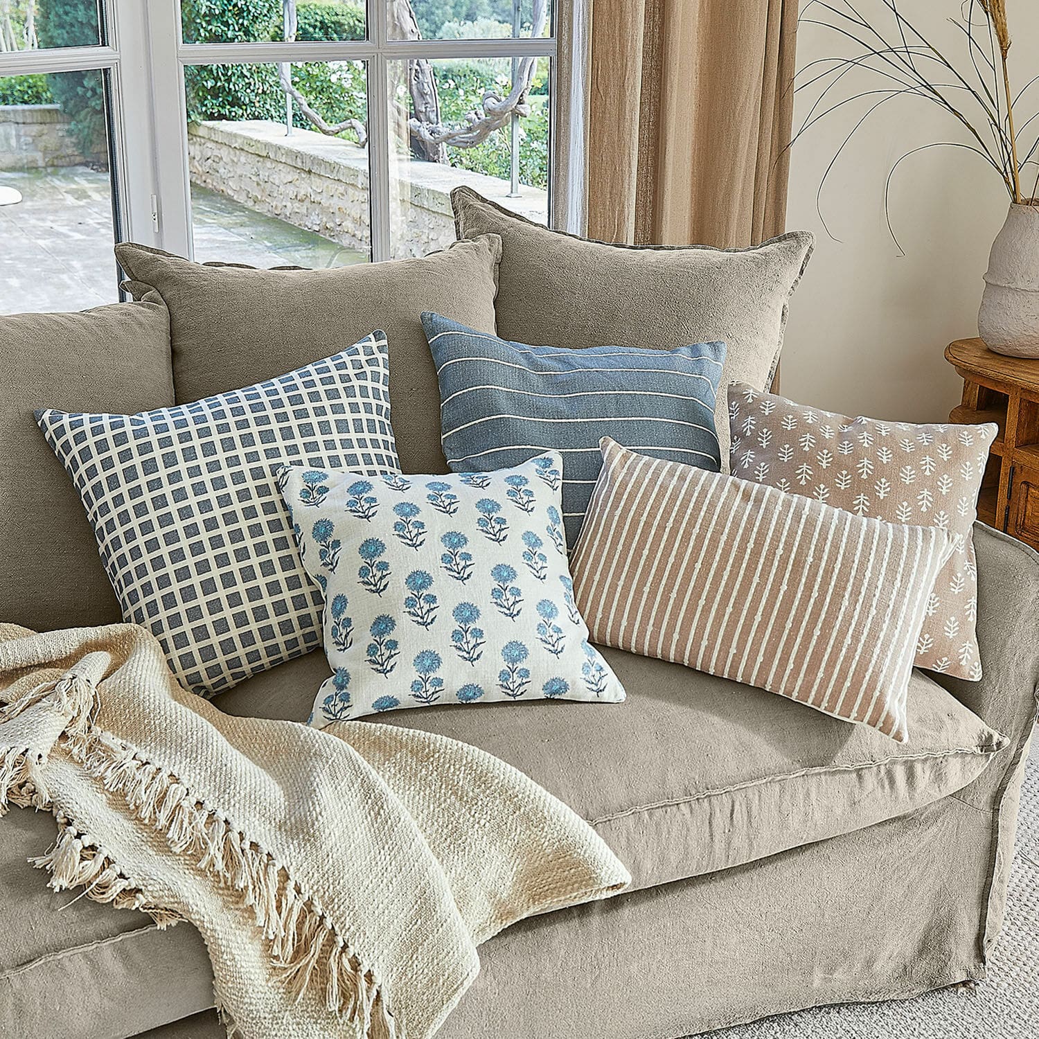 Kussenhoes set van 5 Xantelle Beige bank met katoenen deken en decoratieve kussens in blauw- en beigetinten voor woonkamer