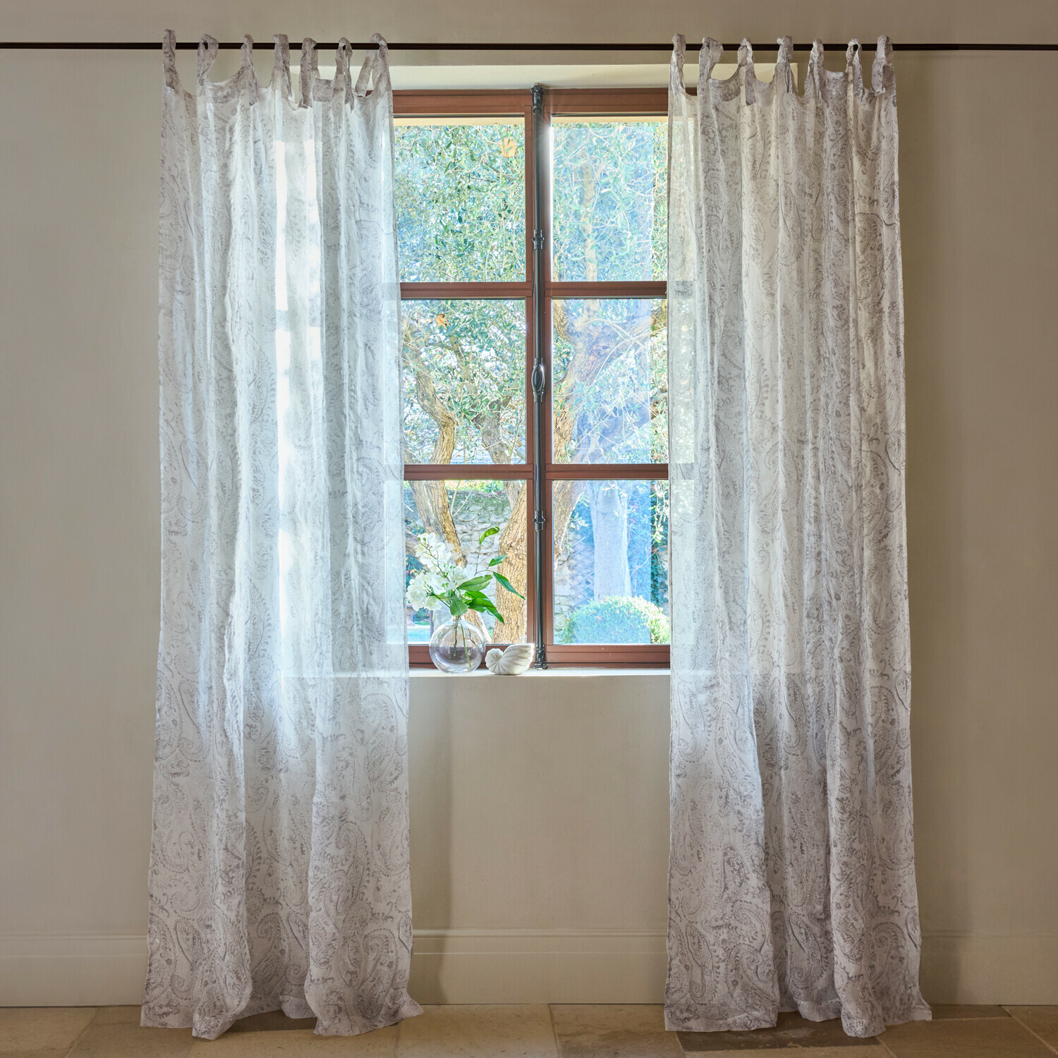 Rideaux blancs transparents à motif paisley délicat sur une fenêtre, décoration intérieure lumineuse