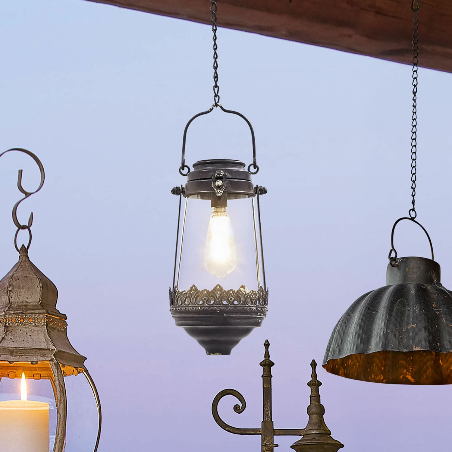 Lanterne solaire à suspendre Flavonnet Lanterne suspendue en métal avec motif décoratif et ampoule, éclairage décoratif intérieur et extérieur