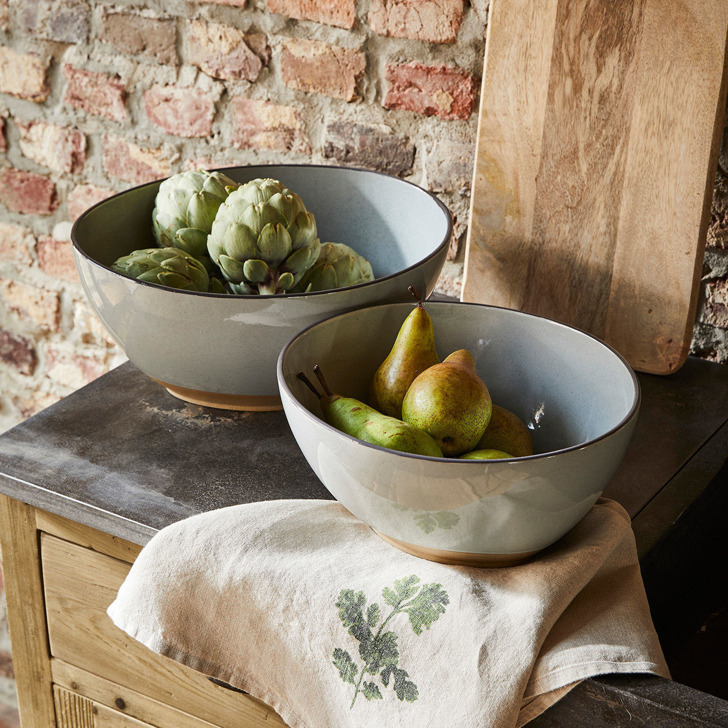 Saladekom set van 2 Biarré Set van twee grijze keramische kommen met fruit en groenten op rustieke tafel