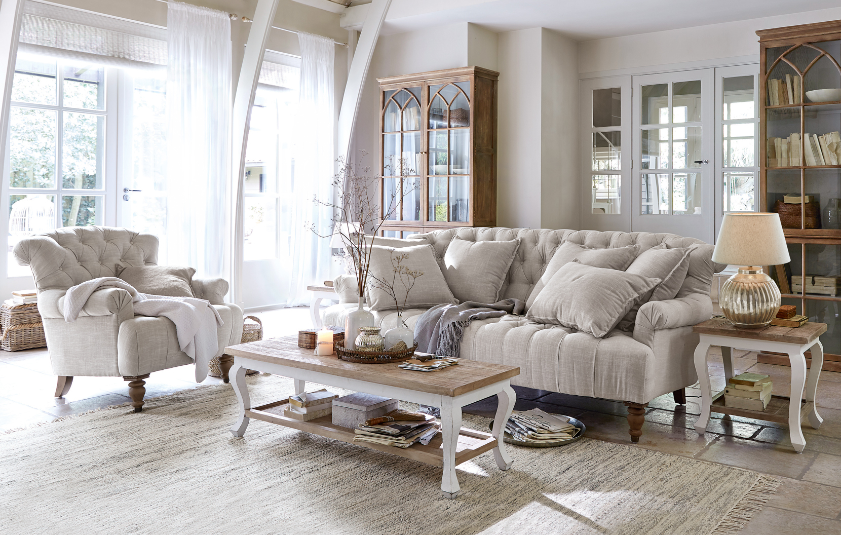 Salon chaleureux style campagne avec canapé beige en tissu et meubles en bois clair lumineux