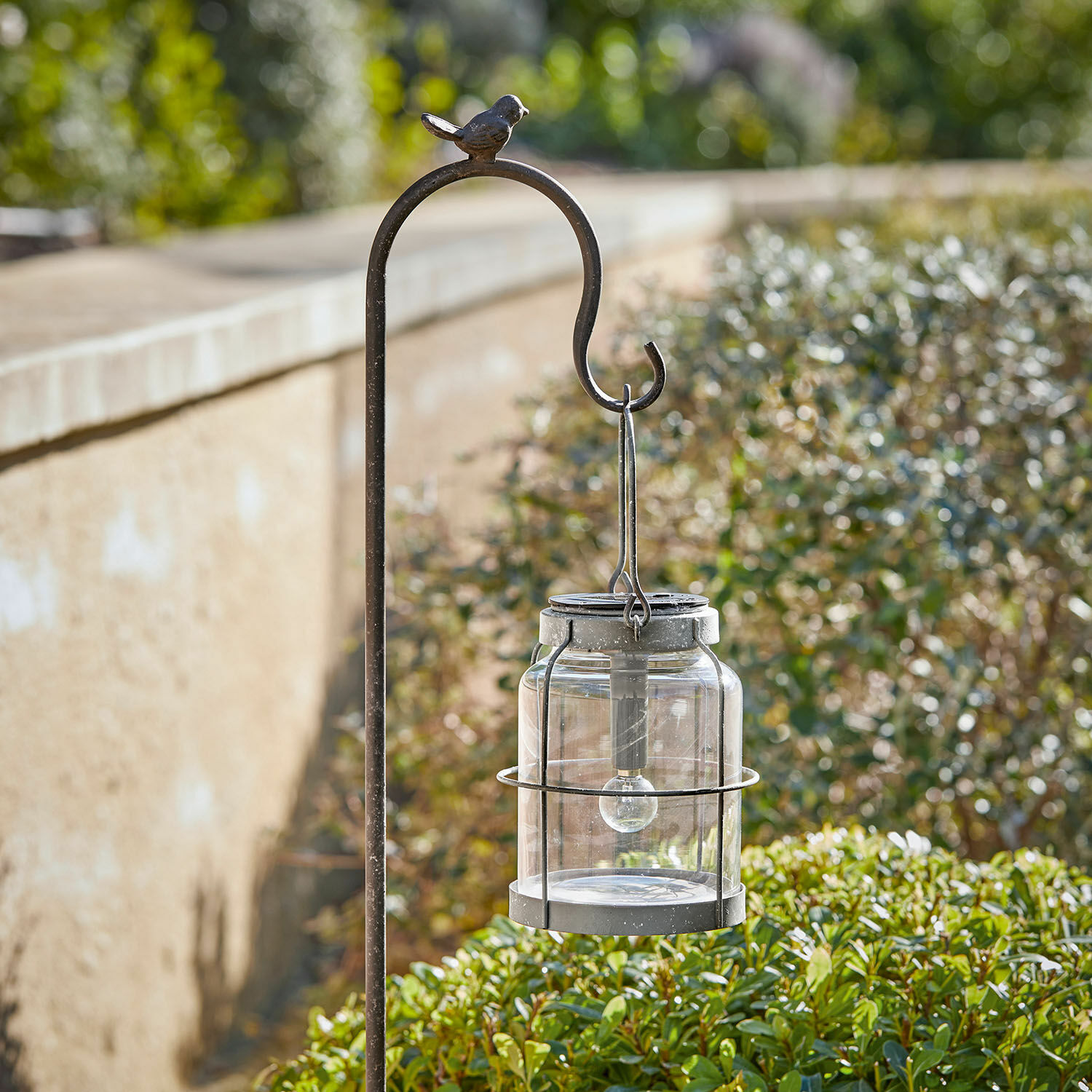 Lantaarn op zonne-energie Anières Metalen standaard met glazen en metalen lantaarn in tuin, decoratie met vogel bovenaan