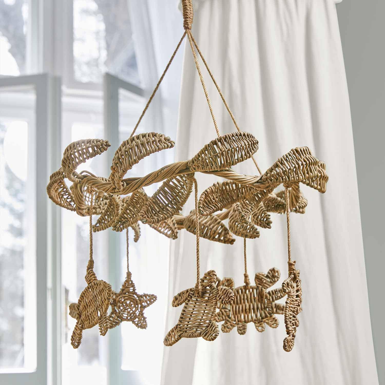 Hangende decoratie van natuurlijke wilgentenen met bladeren en dieren, rustieke interieurversiering