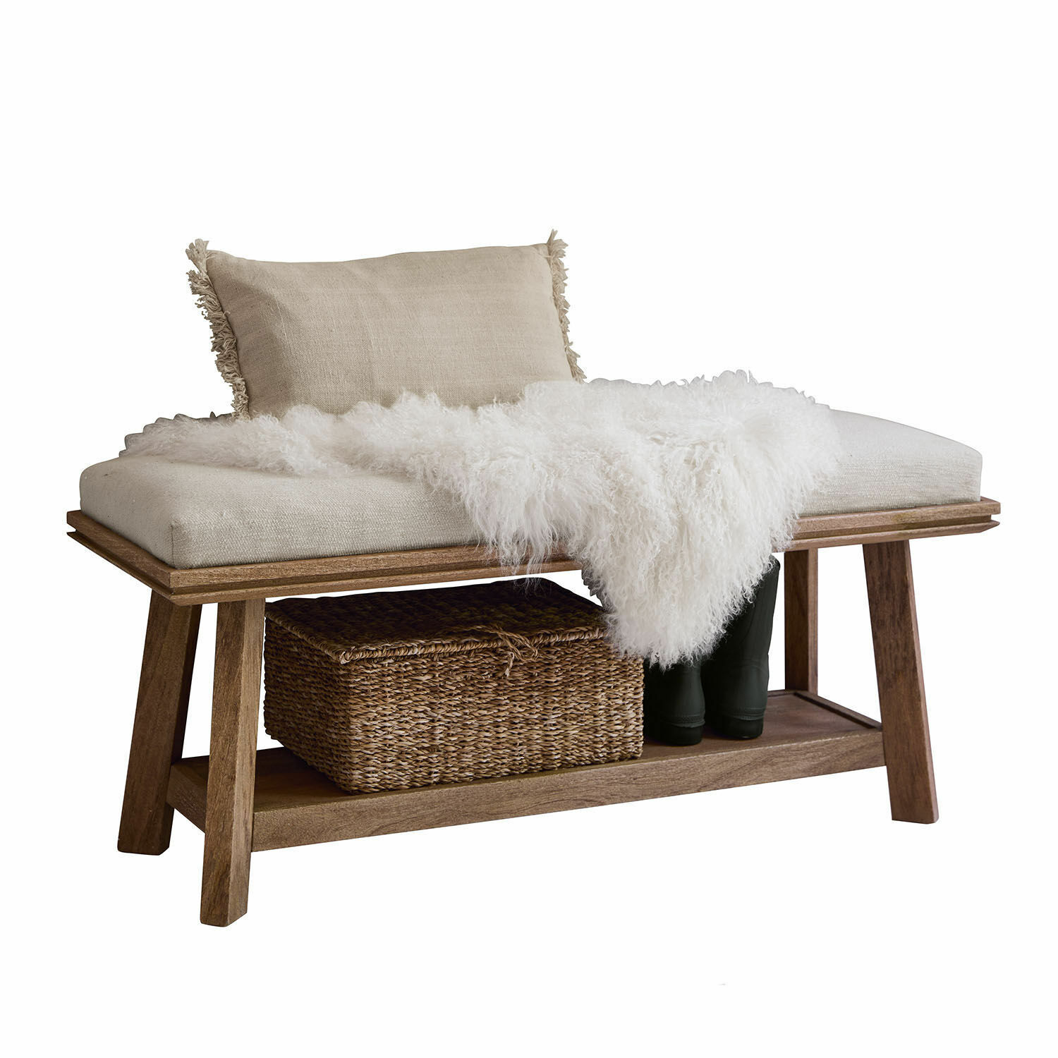 Bankje Abington Bank van mangohout met beige kussen, witte schapenvacht en opbergmand