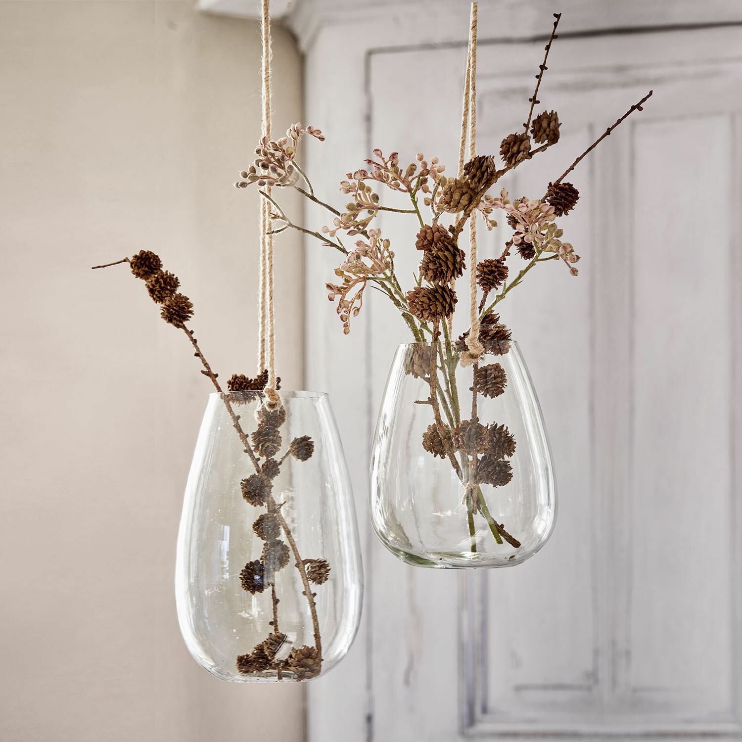 Hangwindlicht set van 2 Mylla Hangende glazen vazen met natuurlijke takken en dennenappels voor interieurdecoratie