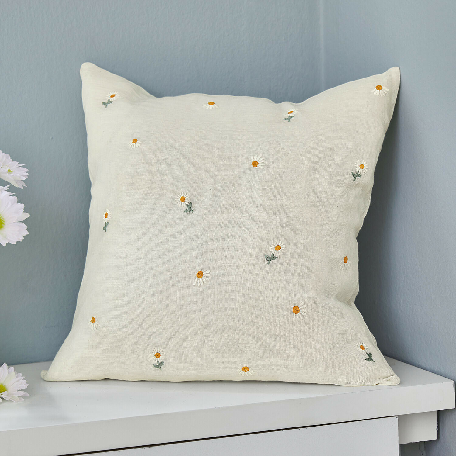 Kussenhoes Poppeline Beige linnen kussen met geborduurde witte en gele madeliefjes, woondecoratie