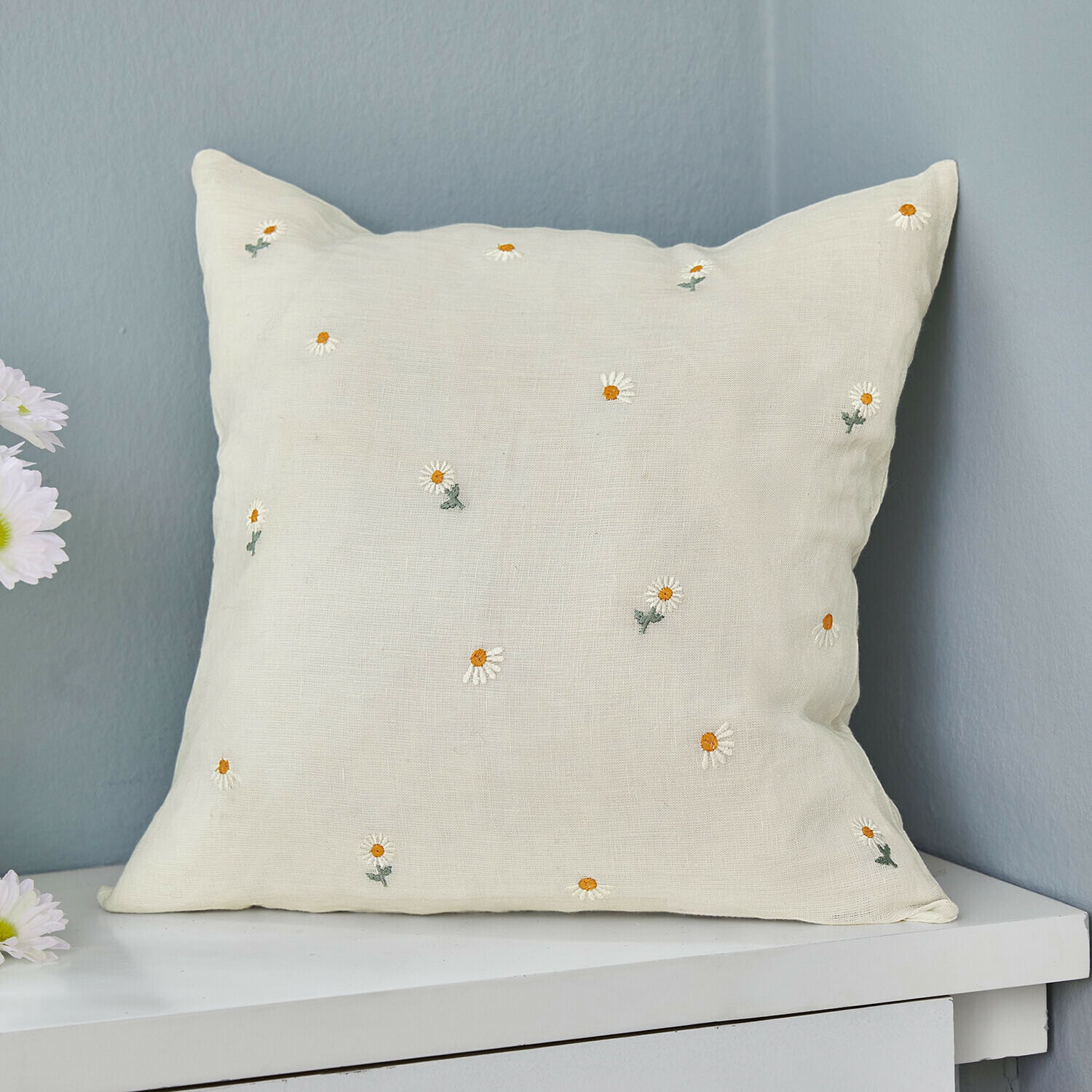 Kussenhoes Poppeline Beige linnen kussen met geborduurde witte en gele madeliefjes, woondecoratie