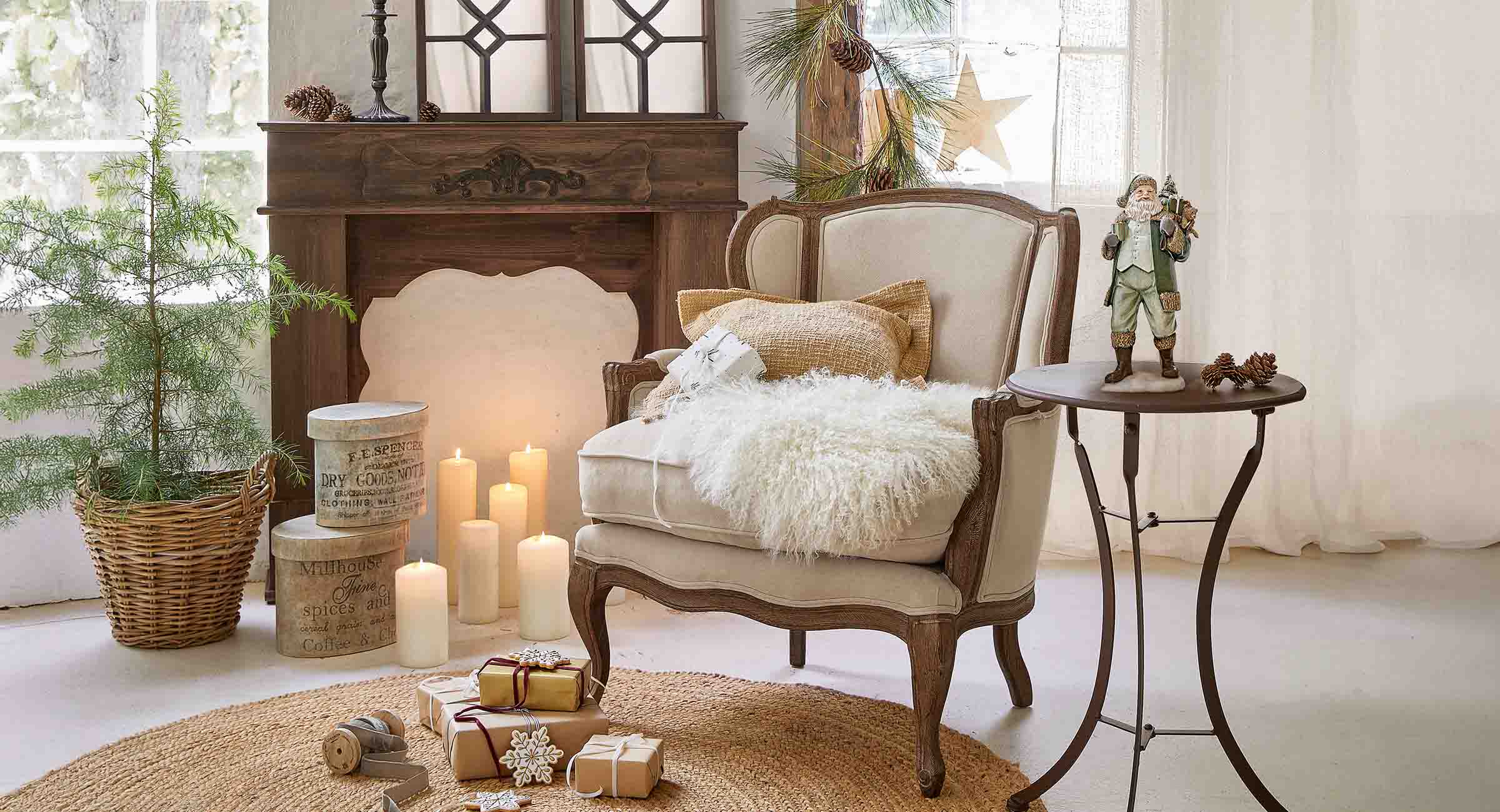 Fauteuil beige avec cadre en bois, coussin et plaid en fourrure, décor de Noël chaleureux dans un salon