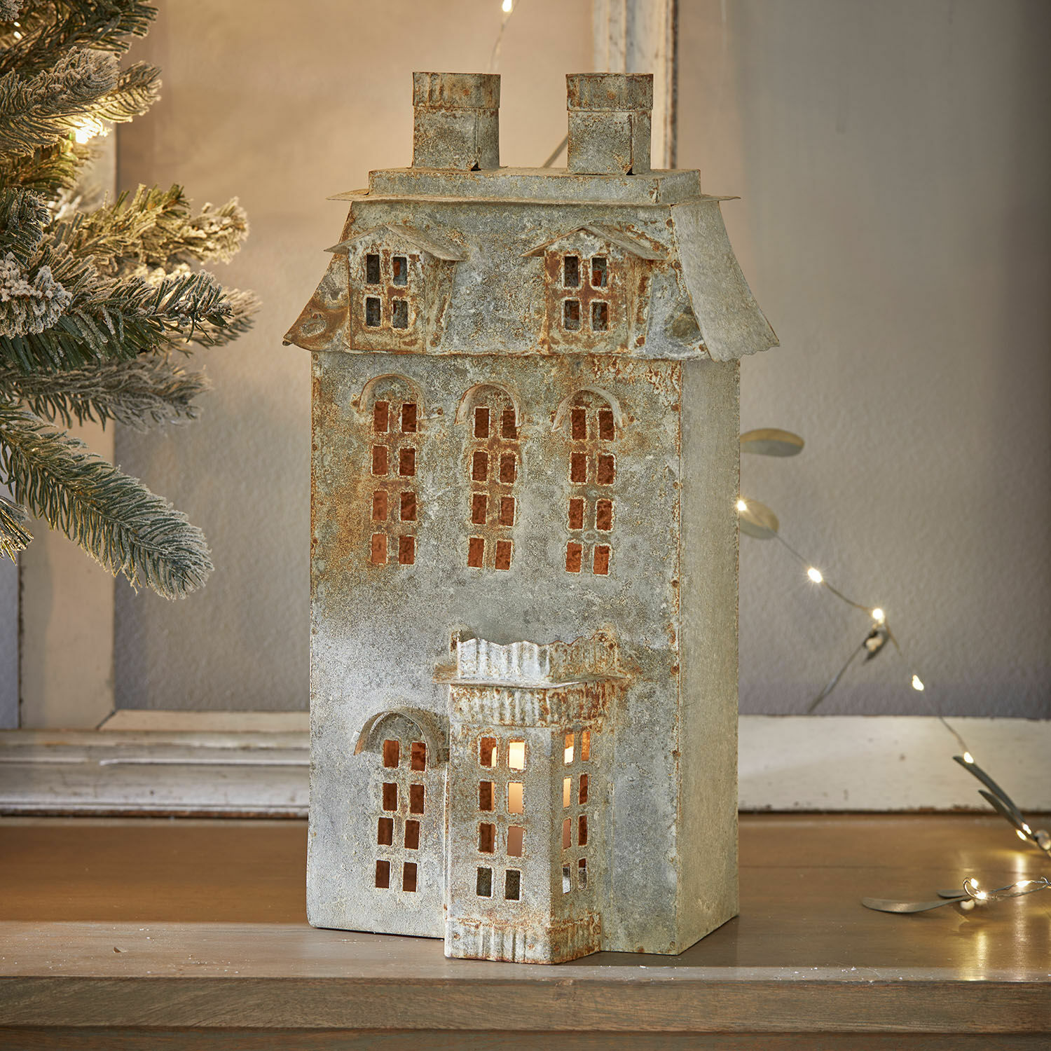 Photophore Havnsen Décoration en métal en forme de maison avec fenêtres et toit couleur argent patiné, lampe LED décorative de Noël