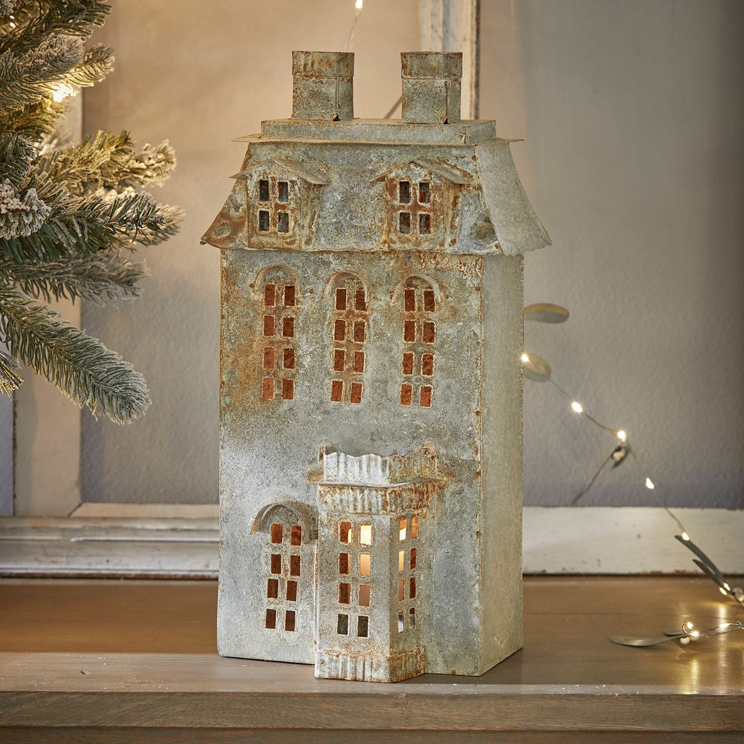Windlicht Havnsen Metalen decoratie in de vorm van een huis met ramen en dak in verouderd zilver, LED-kerstverlichting