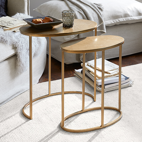 Ensemble de deux tables d'appoint ovales dorées avec pieds métalliques pour salon moderne