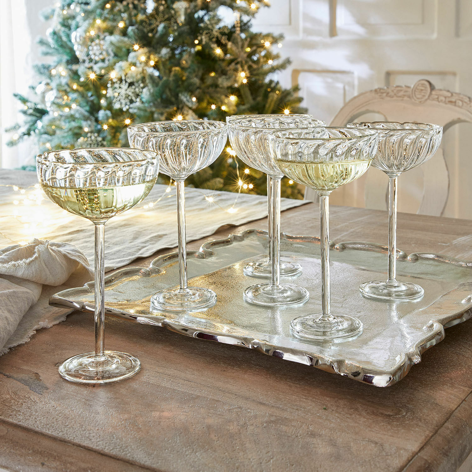 Glas set van 6 Bavella Set van zes champagneglazen van helder glas op zilveren dienblad, feestelijke kerstdecoratie