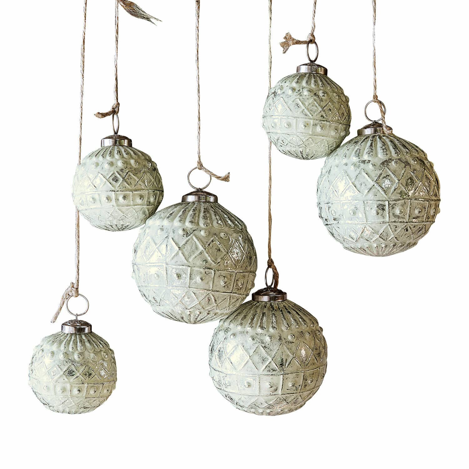 Kerstversiering set van 6 Gladwin Set van zes witte glazen kerstballen met decoratief patroon en ophangsnoer