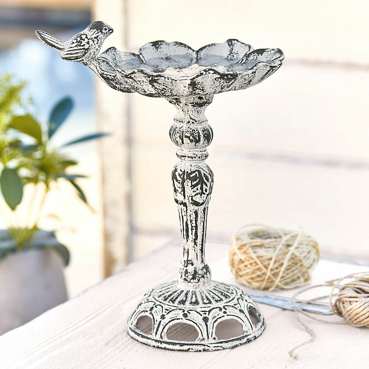 Abreuvoir pour oiseaux Petrofani Plateau décoratif en métal blanc avec oiseau, coupe sur pied ornée pour intérieur et jardin