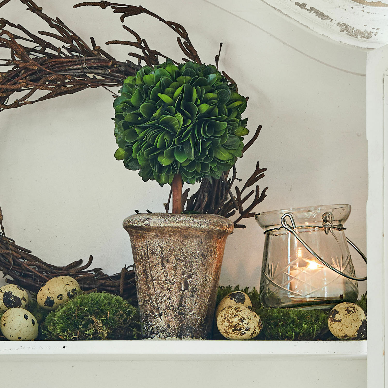 Sierboom Aube Decoratieve bol van groene bladeren in een verouderde stenen pot met decoratieve eieren