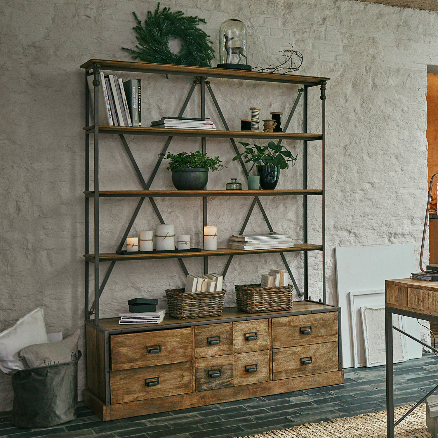 Wandrek Lemuel Houten en metalen kast in natuurlijke kleur met lades en decoraties voor woonkamer