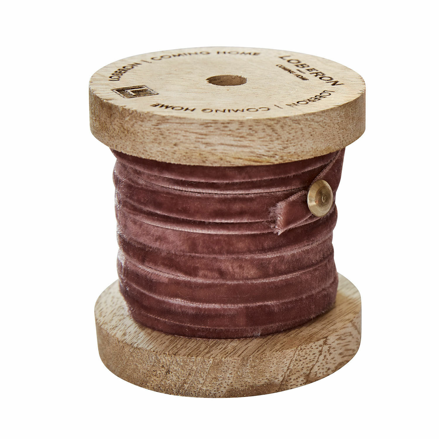 Ruban en velours rose enroulé sur une bobine en bois pour décoration et artisanat