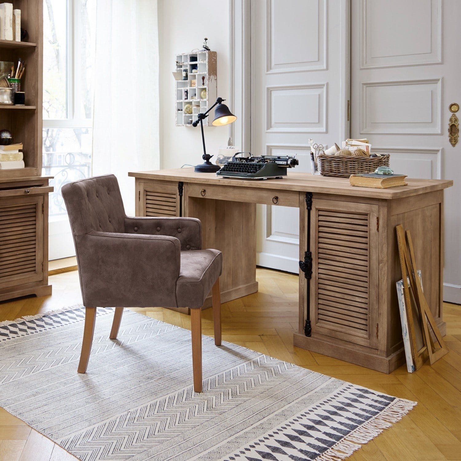 Bureau Woodmore Houten bureau met lades en bruine gestoffeerde stoel op lichte vloerkleed in lichte kamer