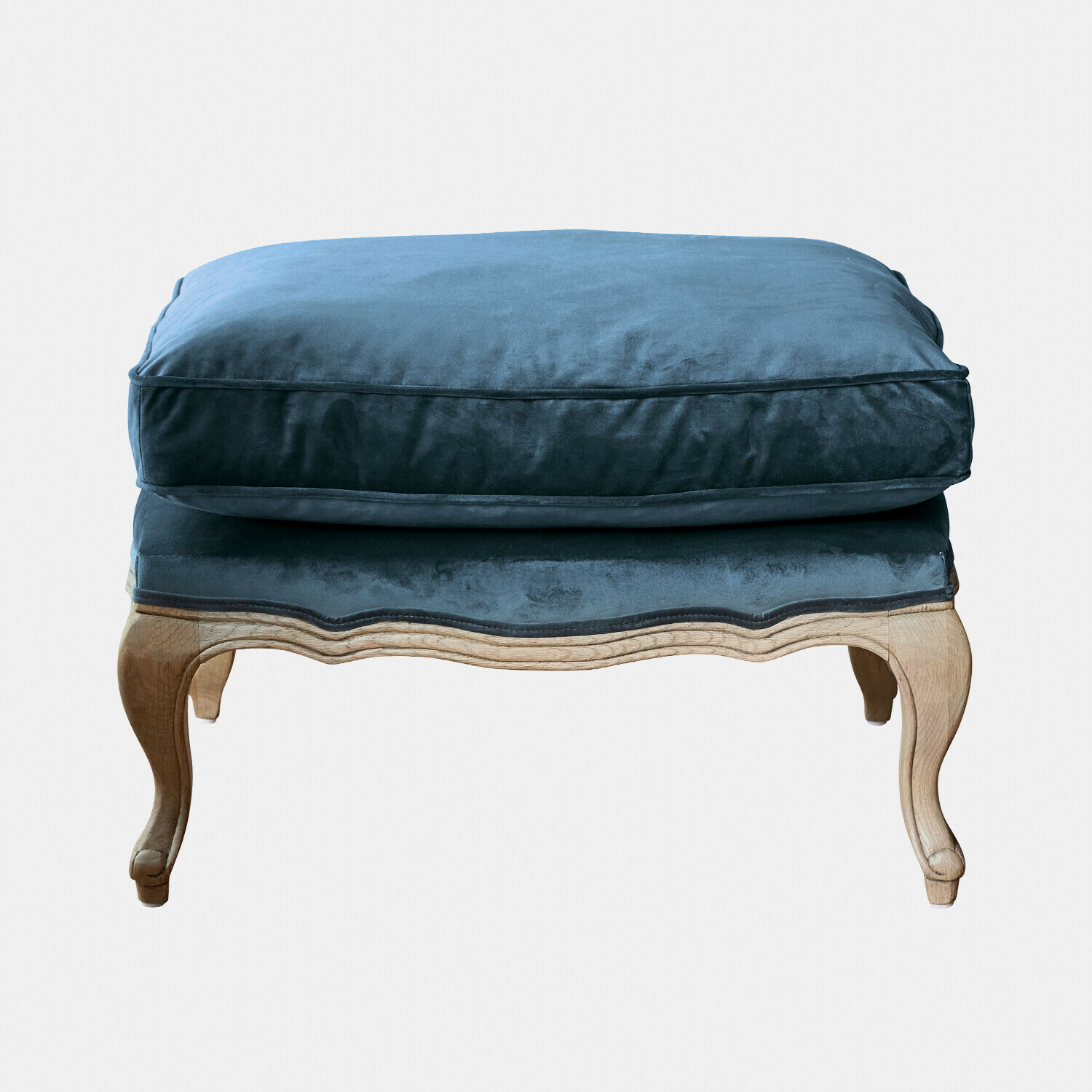 blauw/bruin Voetenbank Corlay met blauw fluwelen kussen en bruine houten poten in vintage stijl