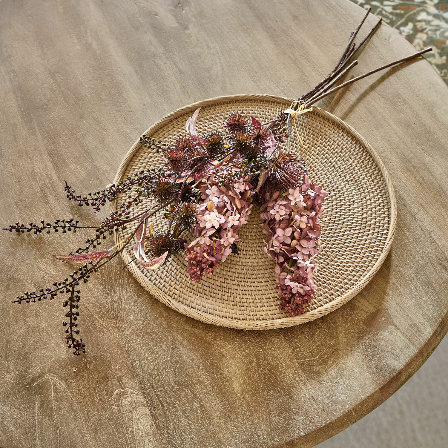 Sierboeket Frinalor Decoratief boeket gedroogde bloemen in roze en bruine tinten op een gevlochten rotan schaal voor interieurdecoratie