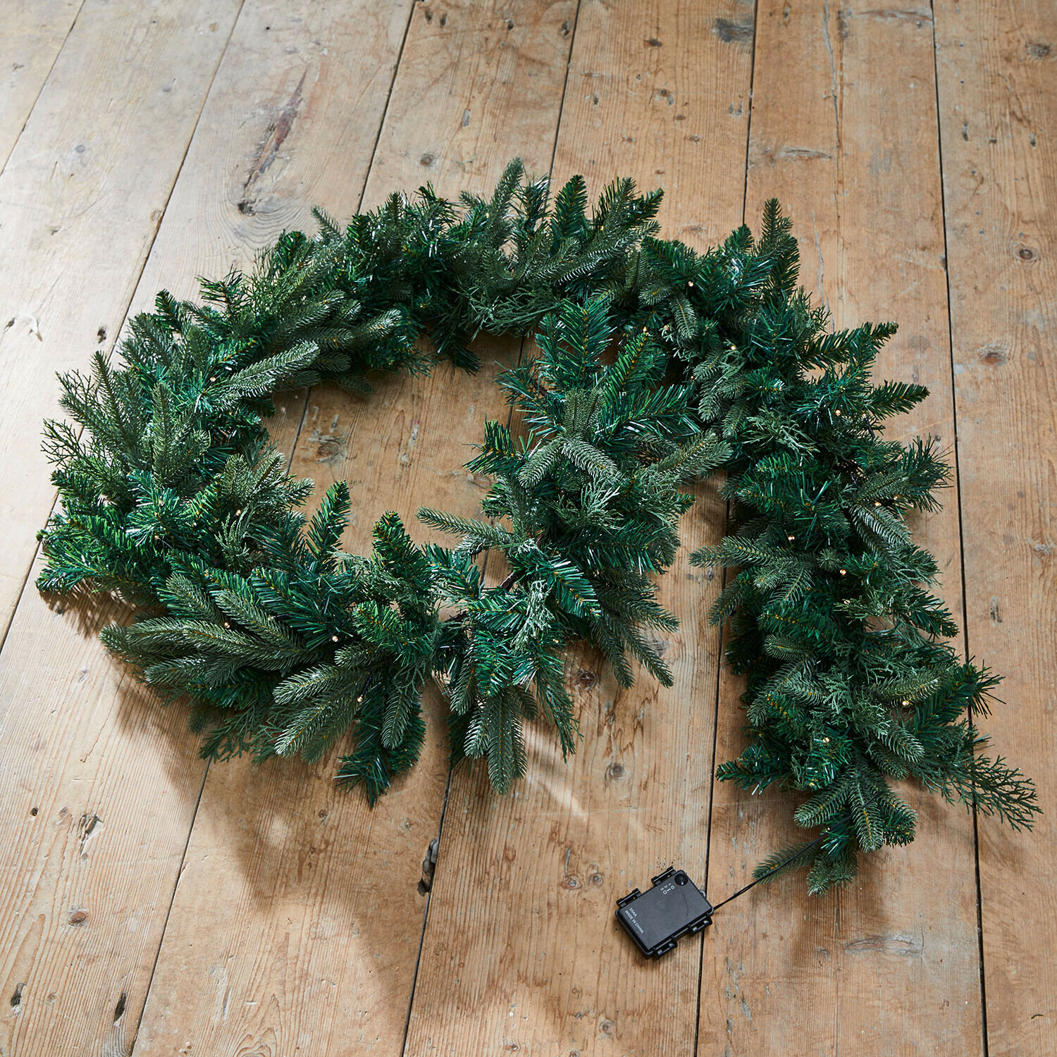Ledguirlande Solvika Kunstmatige groene kerstkrans van dennentakken met LED-verlichting op houten vloer