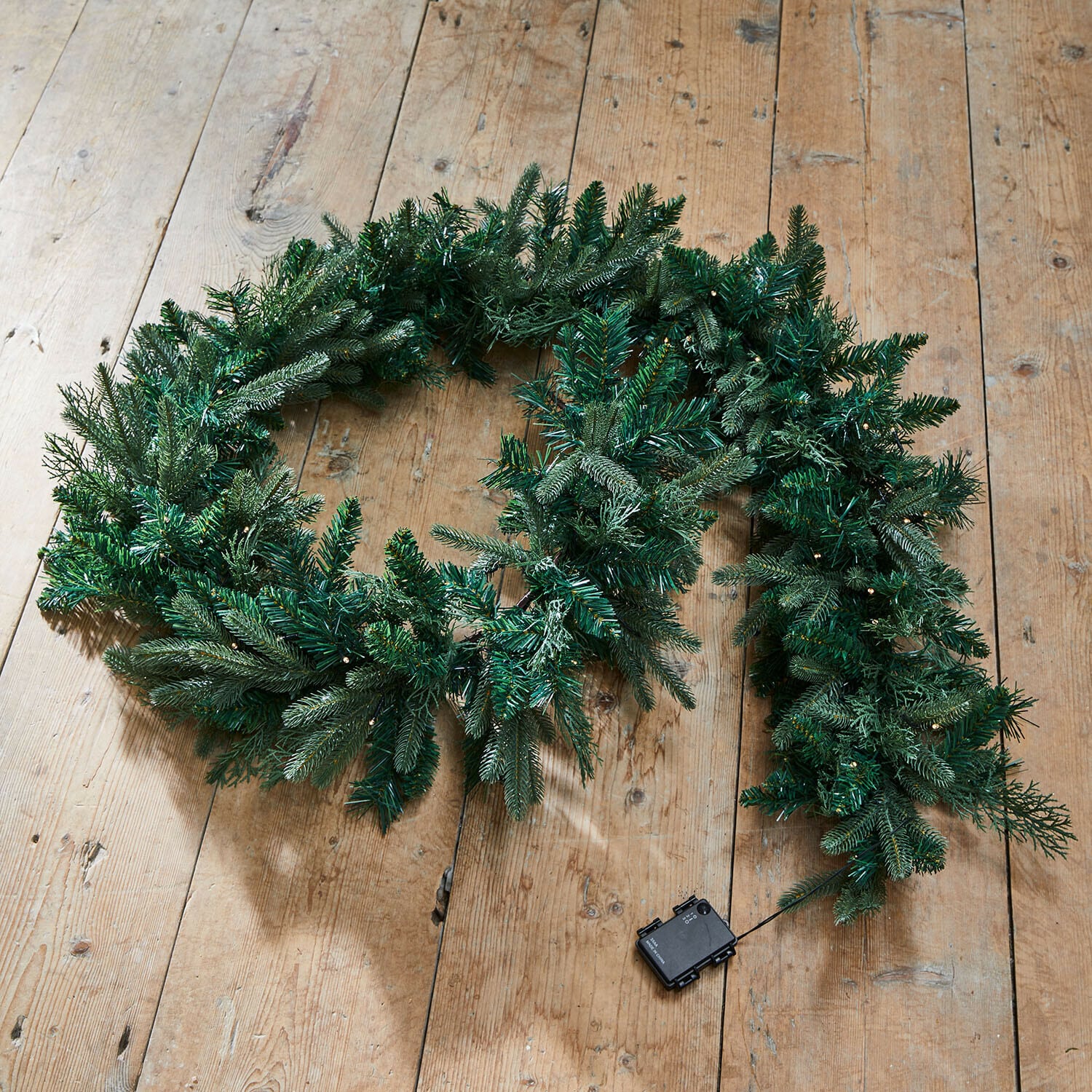 Ledguirlande Solvika Kunstmatige groene kerstkrans van dennentakken met LED-verlichting op houten vloer