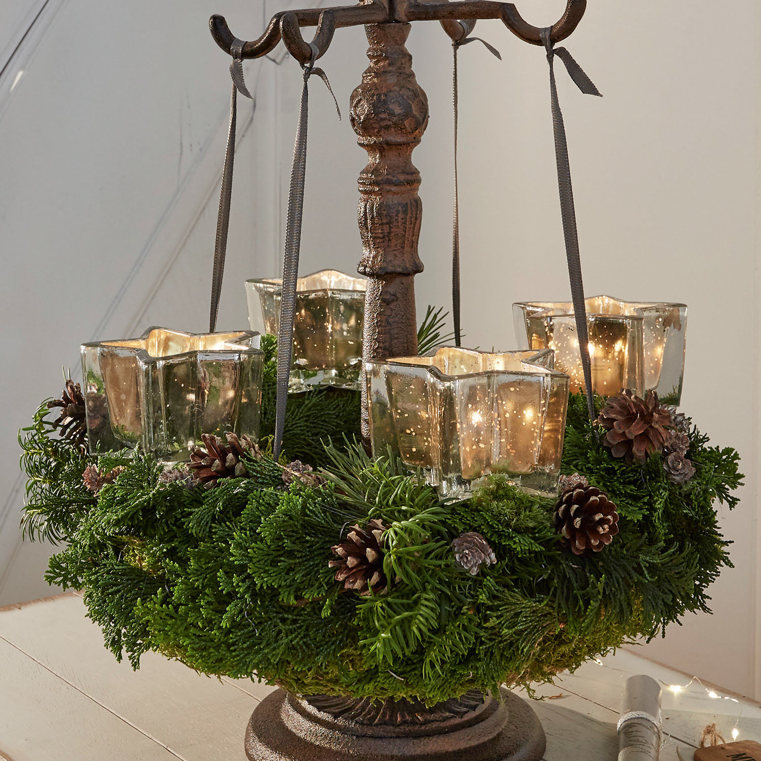 Lot de 4 photophores à piquer Bernice Couronne de Noël en branches vertes avec pommes de pin et photophores en verre en forme d'étoile