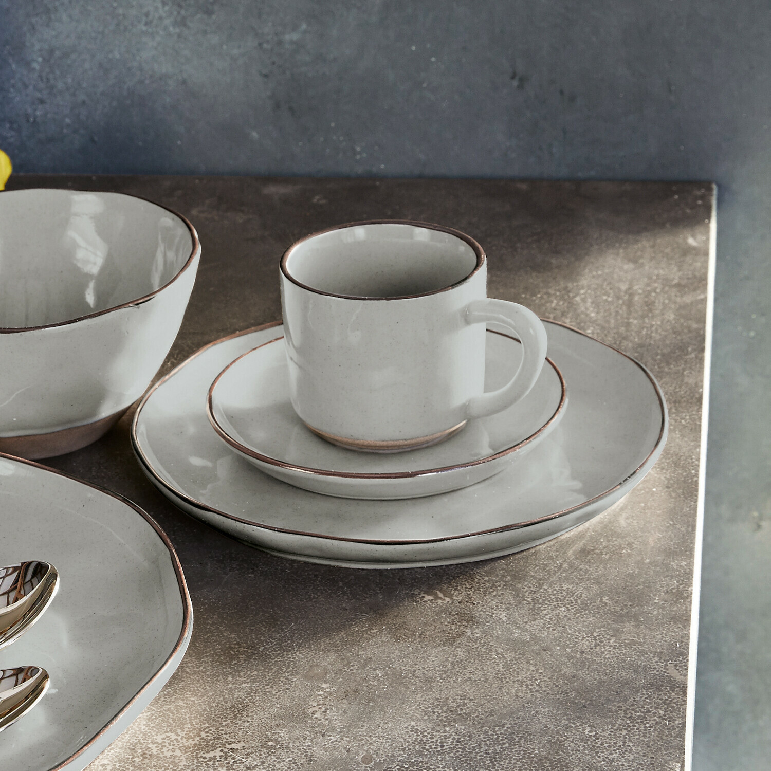 Kopje en schoteltje set van 6 Biarré Set lichtgrijs keramisch servies met bruine rand, geschikt voor koffie en maaltijden