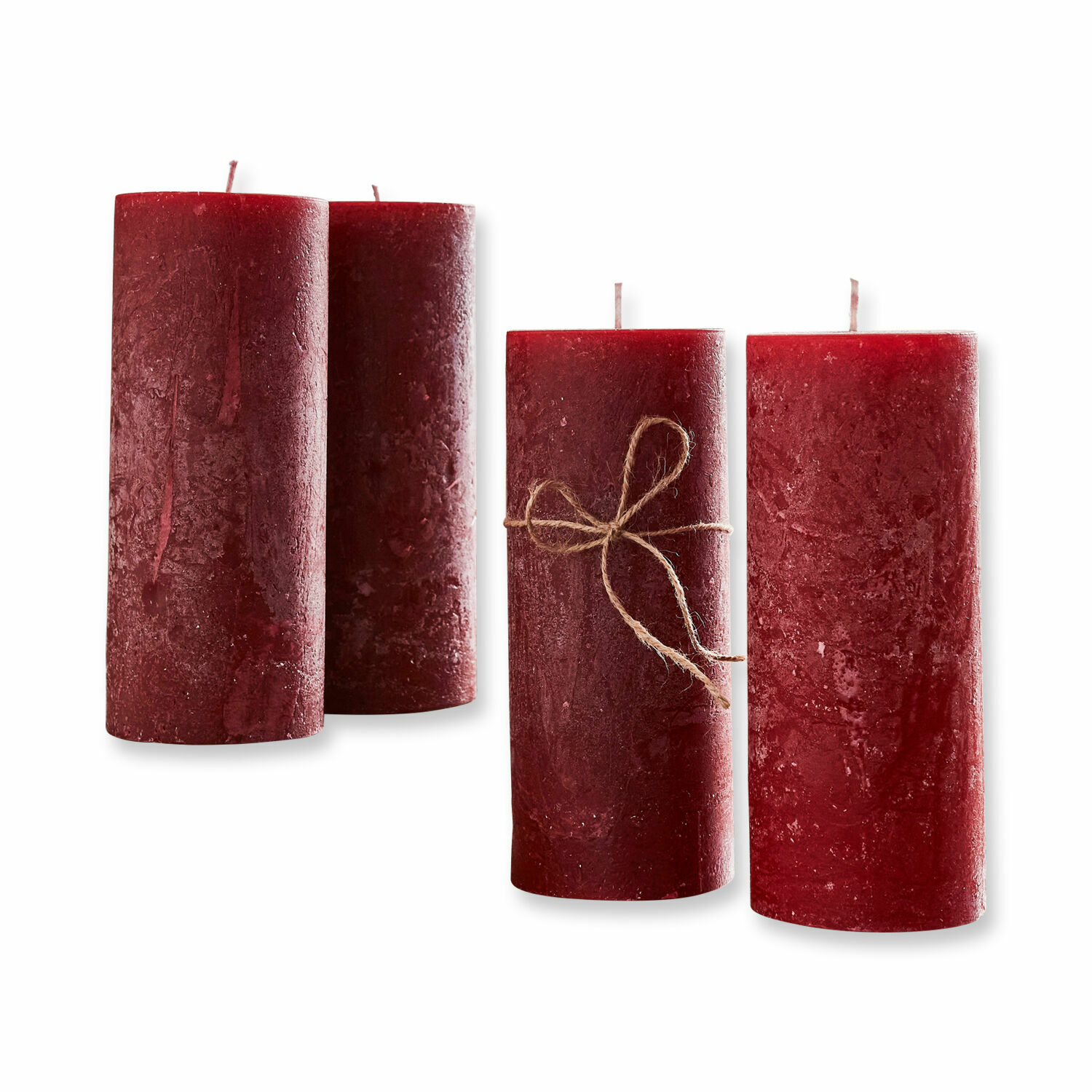 Lot de 4 bougies Homel Ensemble de quatre bougies rouges en cire, une avec un ruban en corde, décoration intérieure