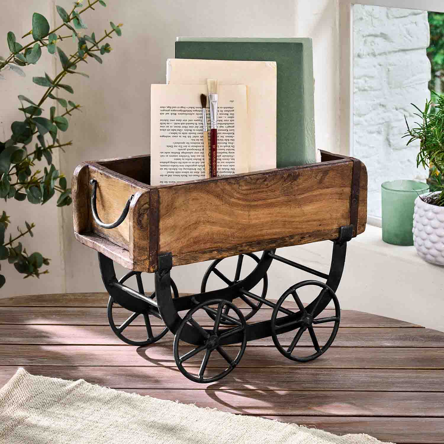 Decoratieve houten doos op metalen wielen in vintage stijl voor bureau of tafel