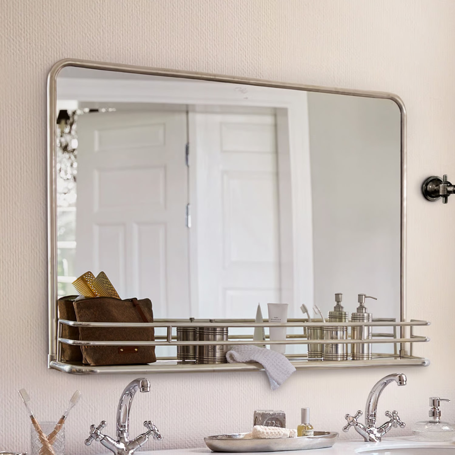 Grand miroir rectangulaire de salle de bain avec étagère métallique argentée pour accessoires et cosmétiques