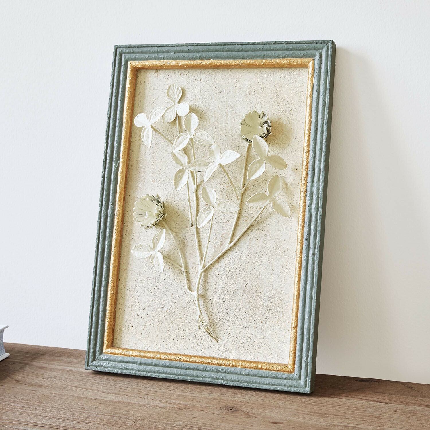 Wanddecoratie Rivolenne Decoratief schilderij met bloemenreliëf in groen-gouden lijst op houten tafel