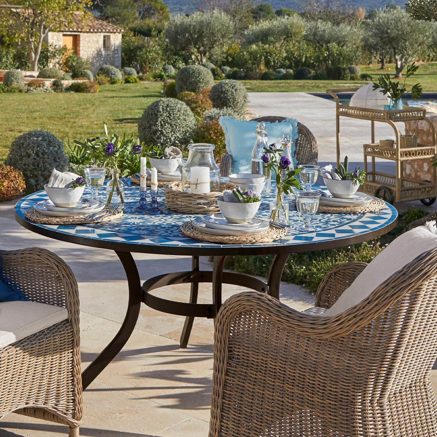 Table d'appoint médaillon fleuri en fer forgé - Demeure et Jardin Table d'appoint médaillon fleuri en fer forgé - Demeure et Jardin