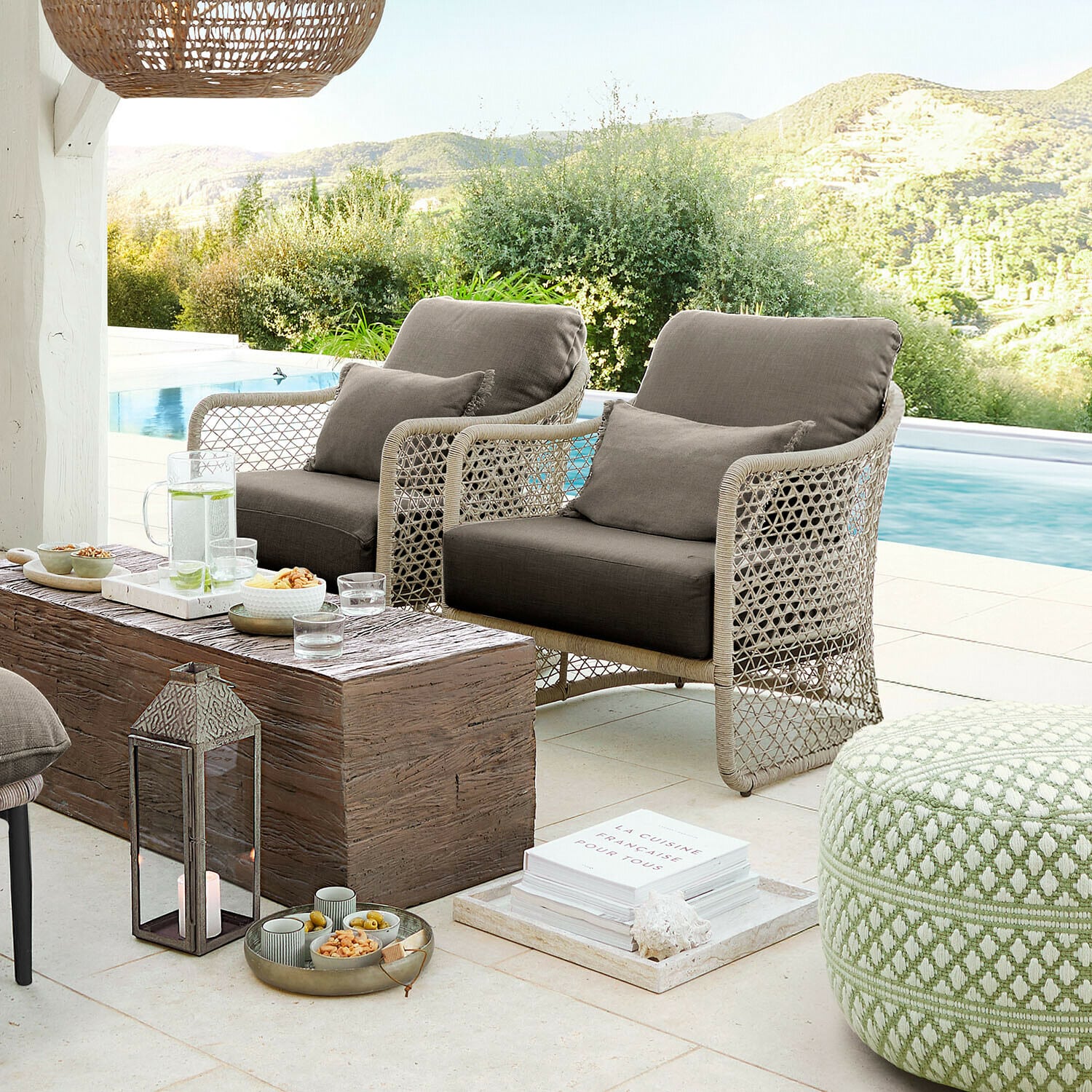 Stoel Langforda Buitenmeubelset van beige rattan met grijze kussens bij het zwembad, modern loungeset voor tuin en terras