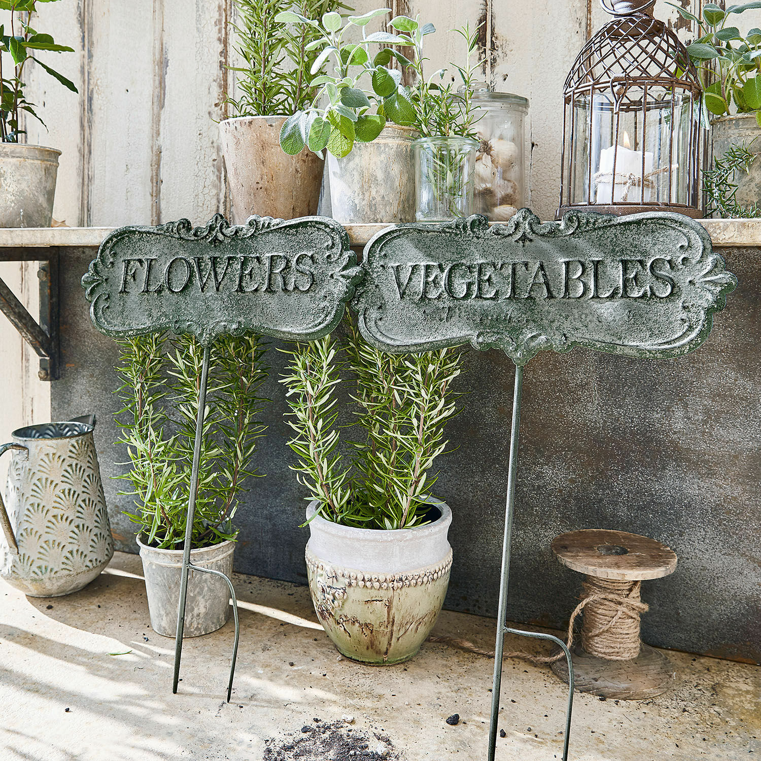Plantenlabels set van 2 Flowers & Vegetables Metalen tuinaanduidingen met teksten Flowers en Vegetables in vintage stijl voor plantmarkering