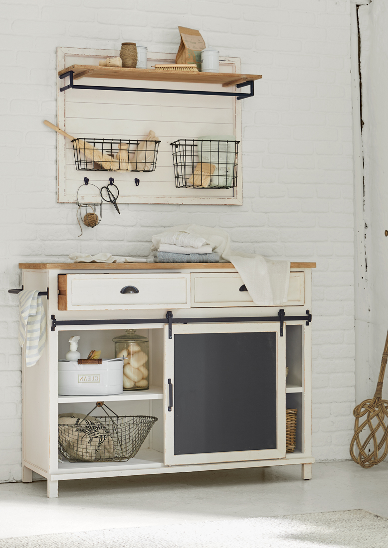 Buffet en bois blanc avec porte ardoise noire et paniers métalliques, style rustique