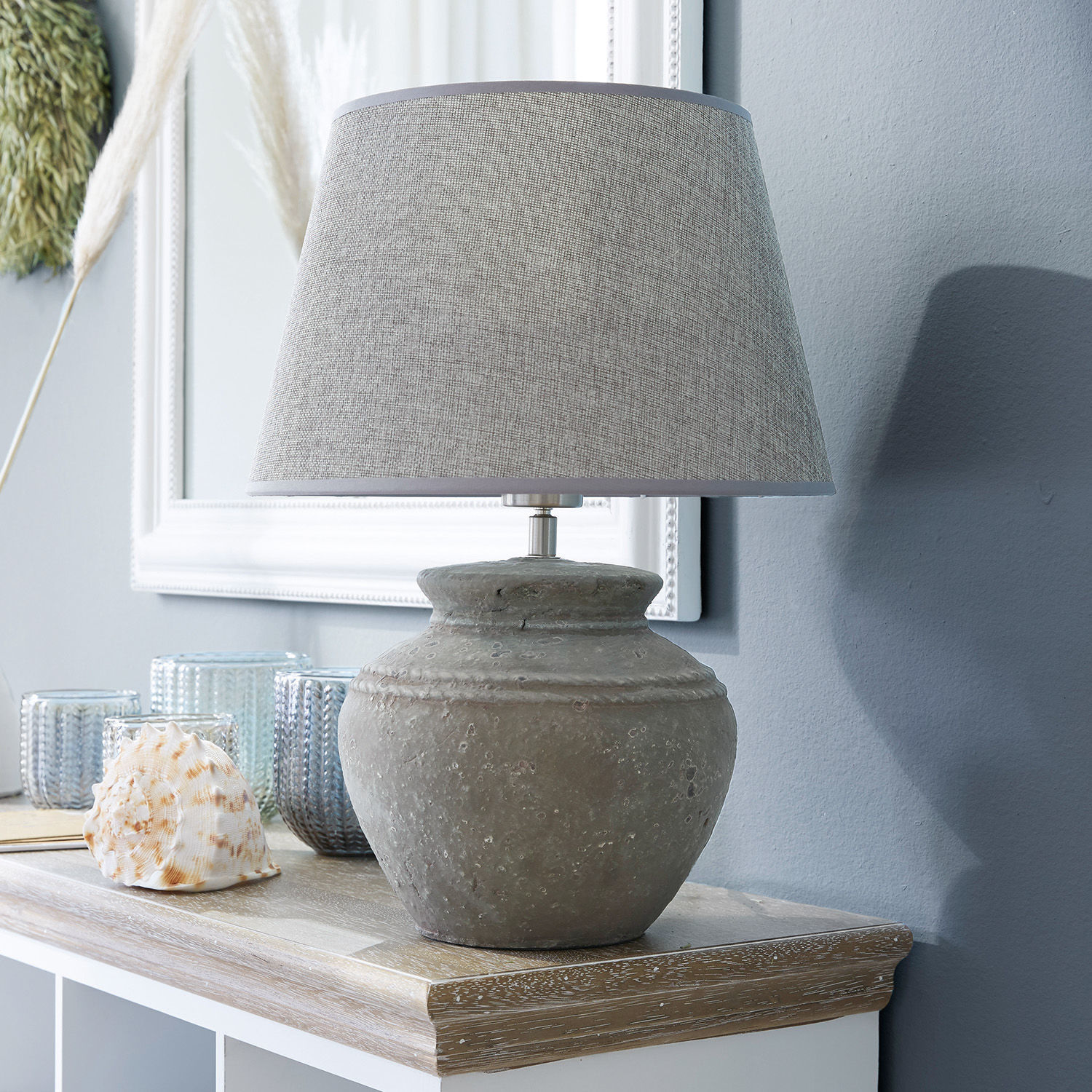 Tafellamp Cleveland Tafellamp met grijze keramische voet en beige kap op houten blad