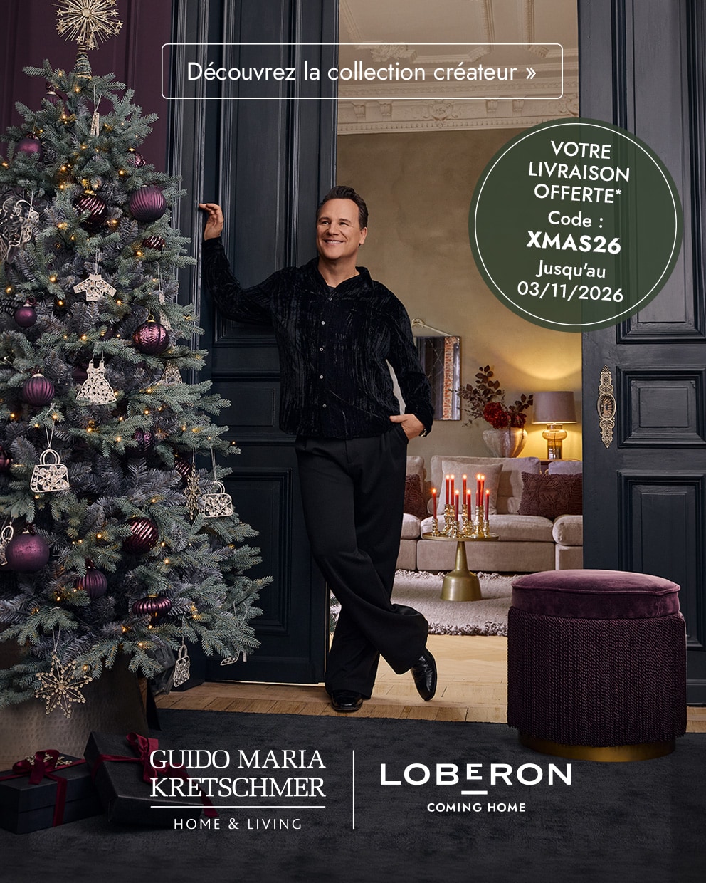 Intérieur élégant avec sapin décoré de boules violettes et homme en tenue noire près de la porte