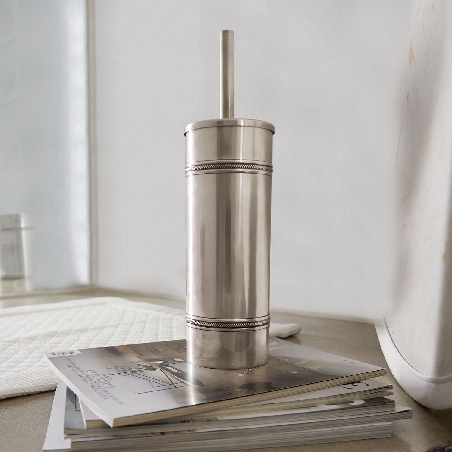 Toiletborstel Semoine Zilverkleurige metalen container met deksel op een stapel tijdschriften, badkamerdecoratie