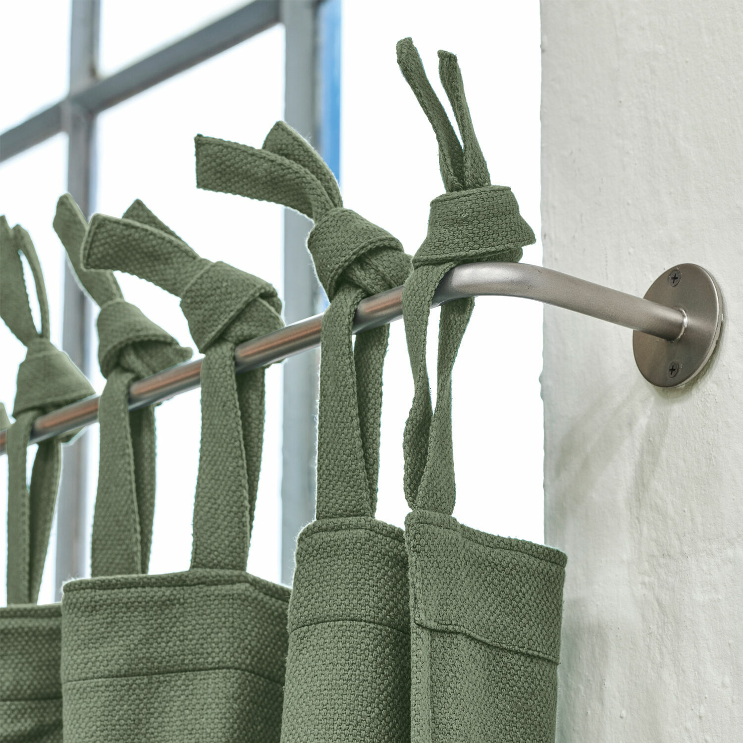 Gordijnroede Omara Groene katoenen gordijnen op metalen roede in een modern interieur gehangen