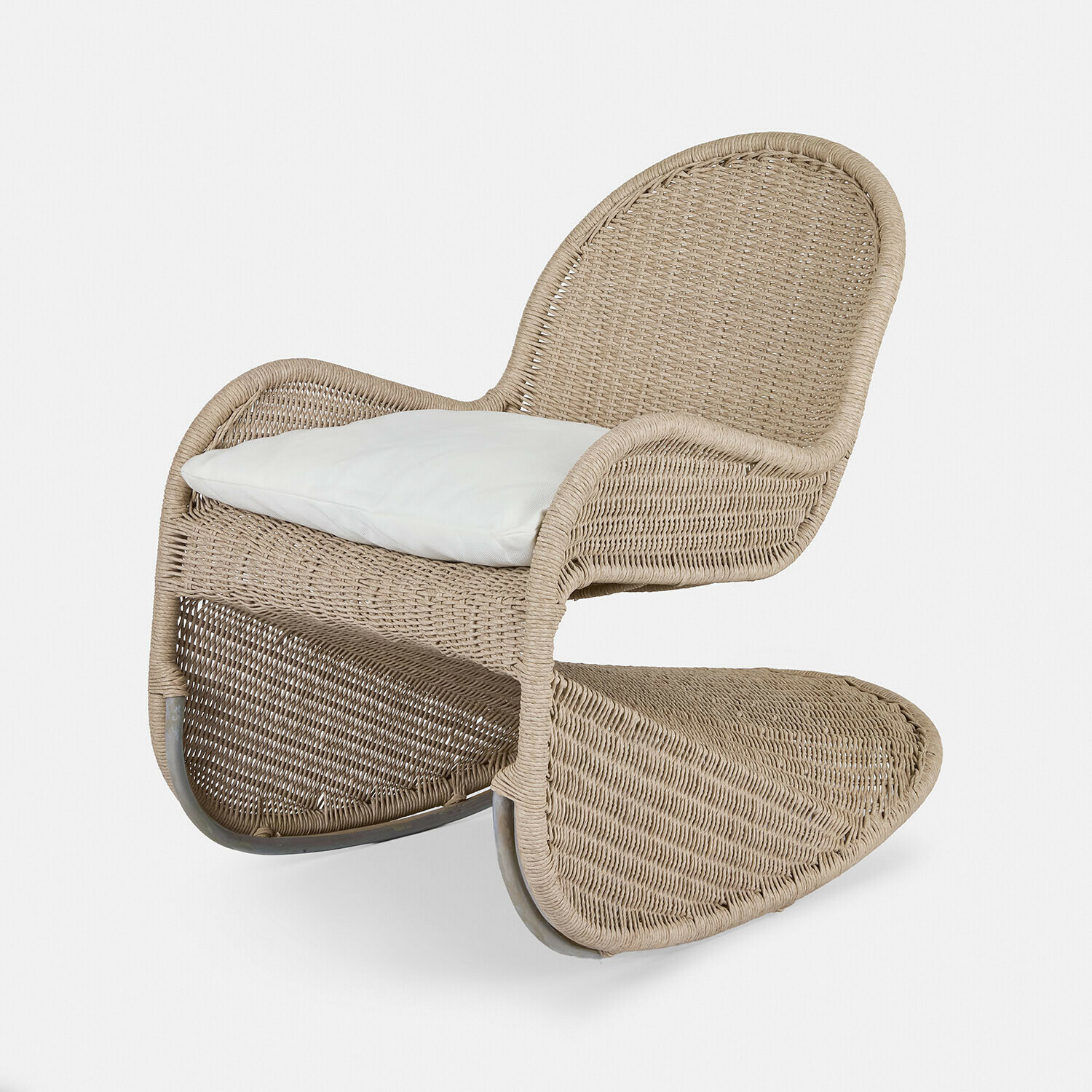 Fauteuil à bascule Fernleigha Fauteuil à bascule en rotin beige avec coussin blanc, meuble moderne pour salon