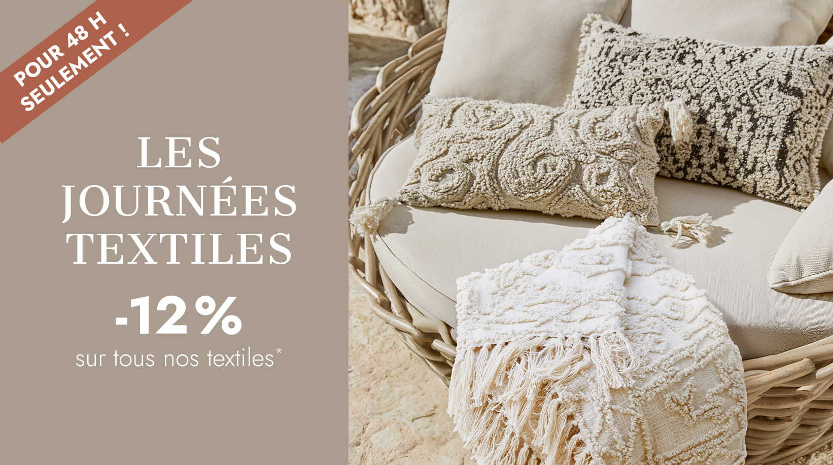 Textiles décoratifs beiges sur canapé en osier avec coussins et plaid à franges, promotion -12%
