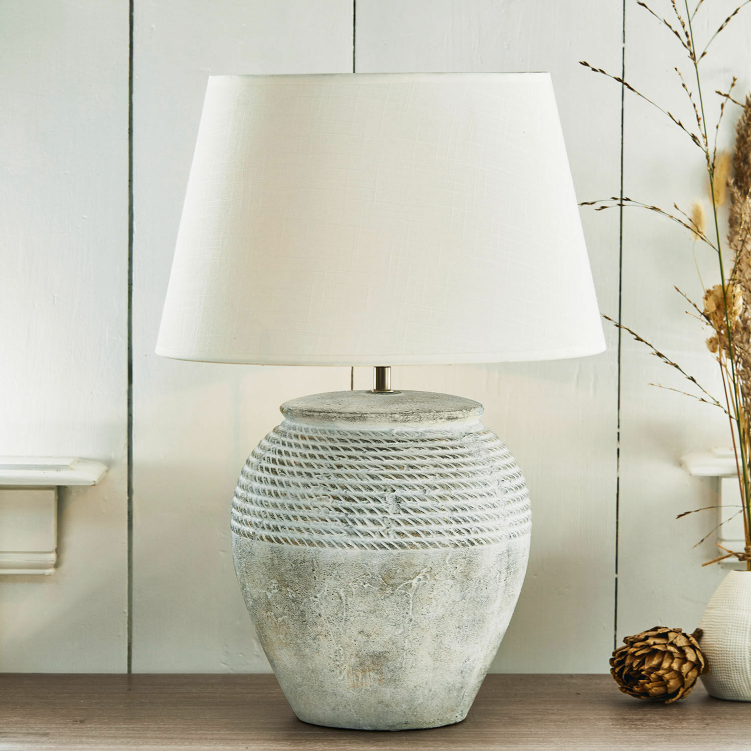 Lampe à poser Brookline Lampe de table avec abat-jour blanc et base en céramique grise texturée corde